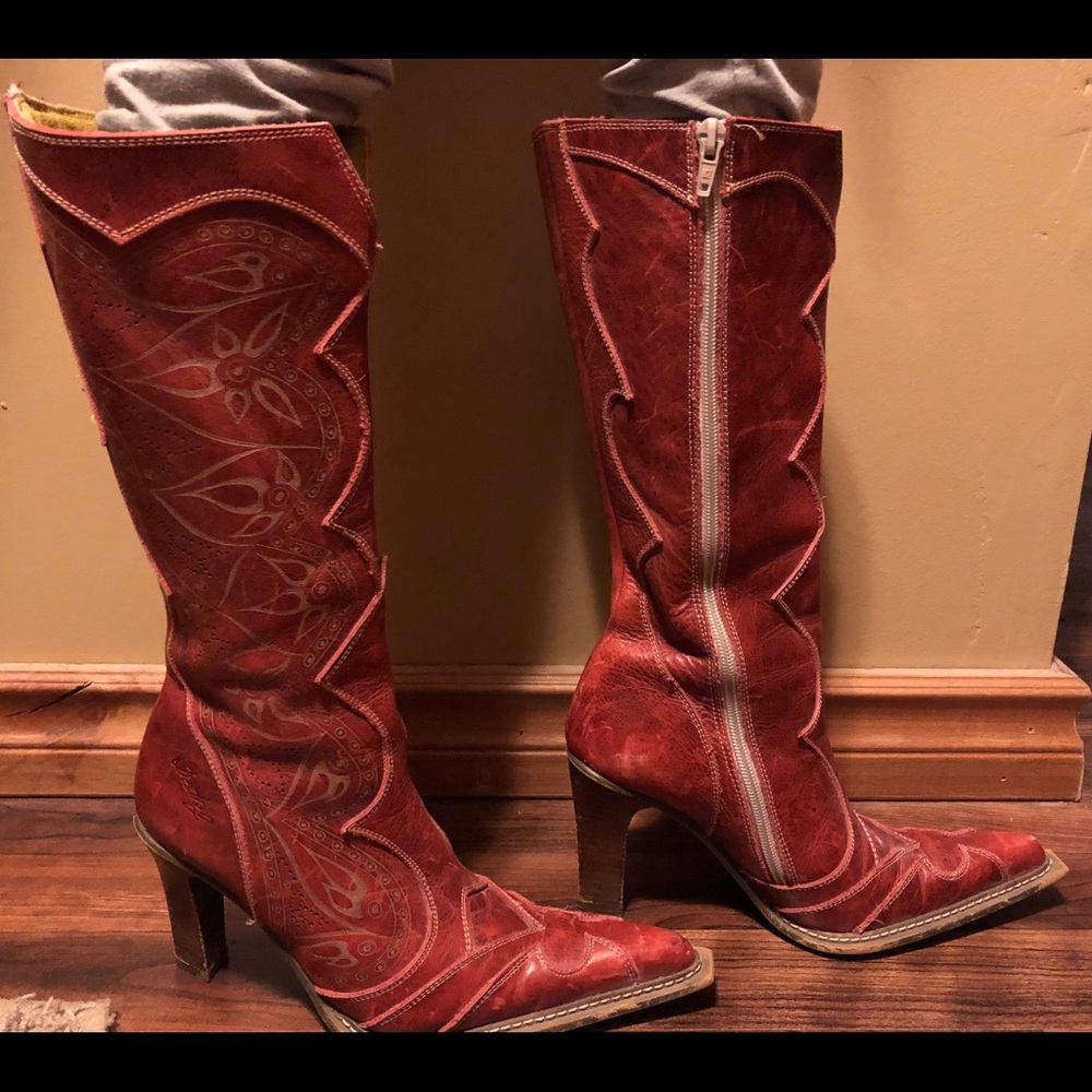 Destroy leather boots made in Spain.
